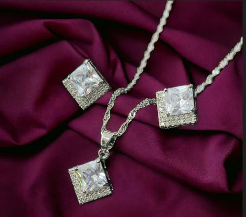 V Square Pendent Set