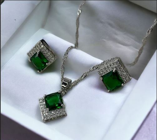 V Square Pendent Set