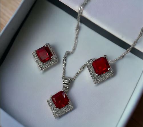 V Square Pendent Set