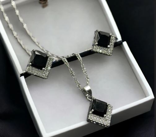 V Square Pendent Set